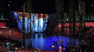 前方の席は雨がっぱを