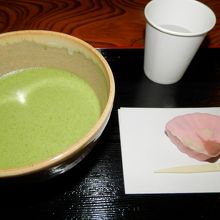 和館のお休み処でいただいた抹茶と生菓子