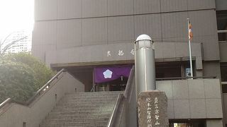 近代的なビルのお寺