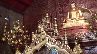 ７００年前のお寺、現在本堂の裏にハリボテの金ぴかチェディーがある