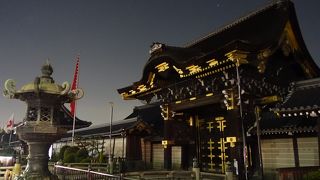 煌びやかな門です