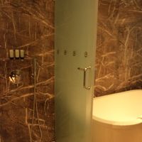 シャワーブースとバスタブは分かれていました