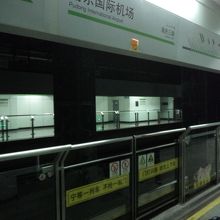 どの駅もホームドアがあり、安全