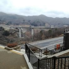 温泉から見たダム建設現場