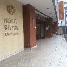 ホテルの入り口、フロントは２階でした