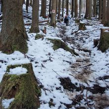 雪と登山道