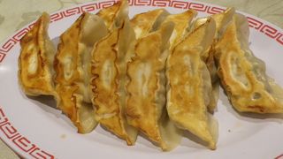 駅前にある餃子店
