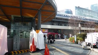 背後には新幹線