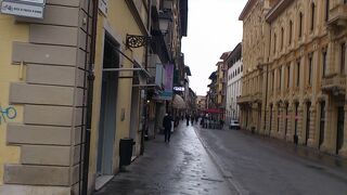 ピザ駅から斜塔まで徒歩で