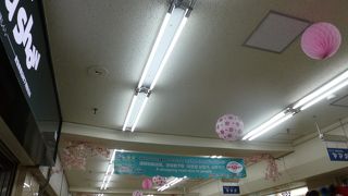 スクランブル交差点の下に広がります