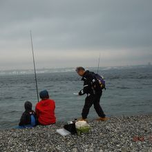クロンボー城の海岸にて魚釣り。対岸はスエーデンのヘルシンガー