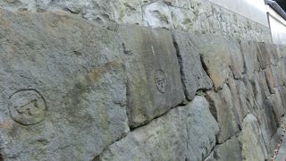 石積みは100㍍ほど続く