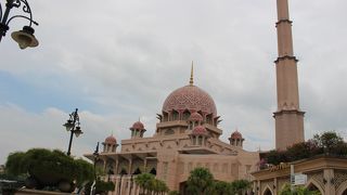 街をまわるならツアーかタクシーが良いかと思います。