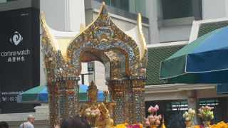 たくさんの方が参拝されています