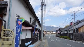 醤油と佃煮の店、工場が立ち並ぶ