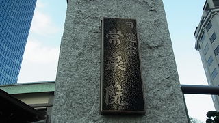 青梅街道沿いにある常泉院境内にあります