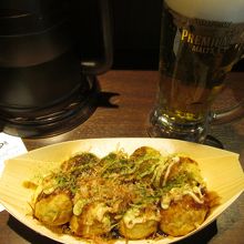 たこ焼きと生ビール。1000円ぴったり。