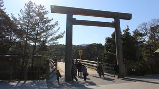 伊勢神宮の象徴的な門。9時頃はちょうど逆光でした。
