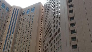 高層ビルの一番奥側に位置しています