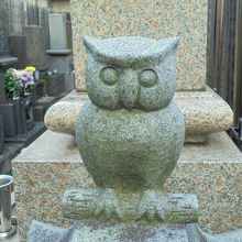 墓地の中にはフクロウの石像が