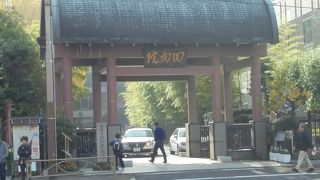 こじんまりとした中にも多くの見どころが（回向院）