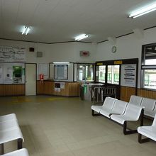 駅舎内待合室。改札口には現在の放射線量が表示されている。