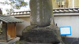 欠き石を削って（鼠小僧供養墓）