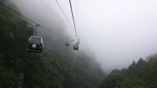 ボールが飛んでいるようなロープウエイが面白い