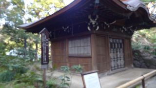 中国の古書に登場する人物像を安置した庵