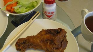 鶏の手羽元かと思えるほどのボリュームのチキンドラム