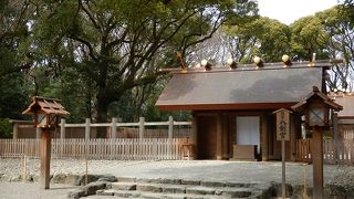 熱田神宮の敷地に入ってすぐのところにあります。