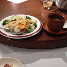 海鮮野菜炒めとスープ