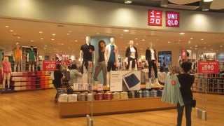 店員さんが商品を持ってセール