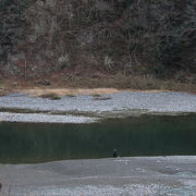 穏やかな荒川の流れと広い河原