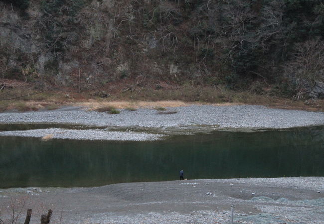 穏やかな荒川の流れと広い河原