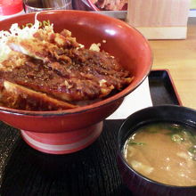 カツの衣の食感がサクサク「味噌かつ丼」