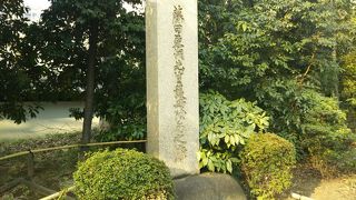 何の記念碑なのか、さっぱりわからない