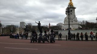 すごい人だかり