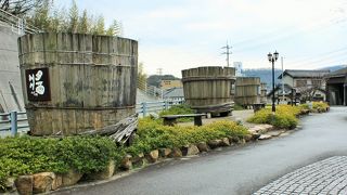 黒い屋根の長い建物が印象的