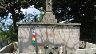 数千の身元不明者の遺骨が祀られています