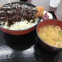 味噌カツ・・みそが多めですね！