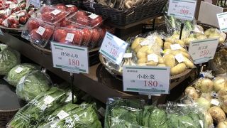 地元産の新鮮な野菜販売コーナーがあり、５月辺りから周りのお茶畑の新芽が見れて気持ち良いです