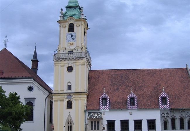市歴史博物館は、フラヴネー広場に建っている旧市庁舎だったところです。