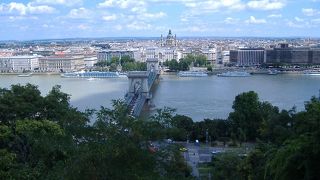 「ドナウの真珠」あるいは「東欧のパリ」と呼ばれるブタペストは、ハンガリーの栄光と苦難の歴史を刻む町です。