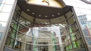 中央の吹き抜けが印象的な商業施設