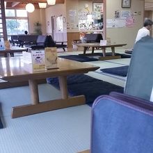 大きな休憩室でゆっくりできます