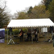 神社跡でコンサート