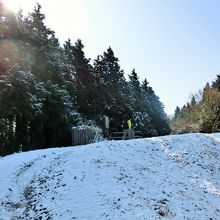 鷹巣山頂上は雪景色。