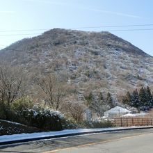 旧東海道から見る上二子山。