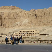 後ろの岩山に食い込むようにたてられている